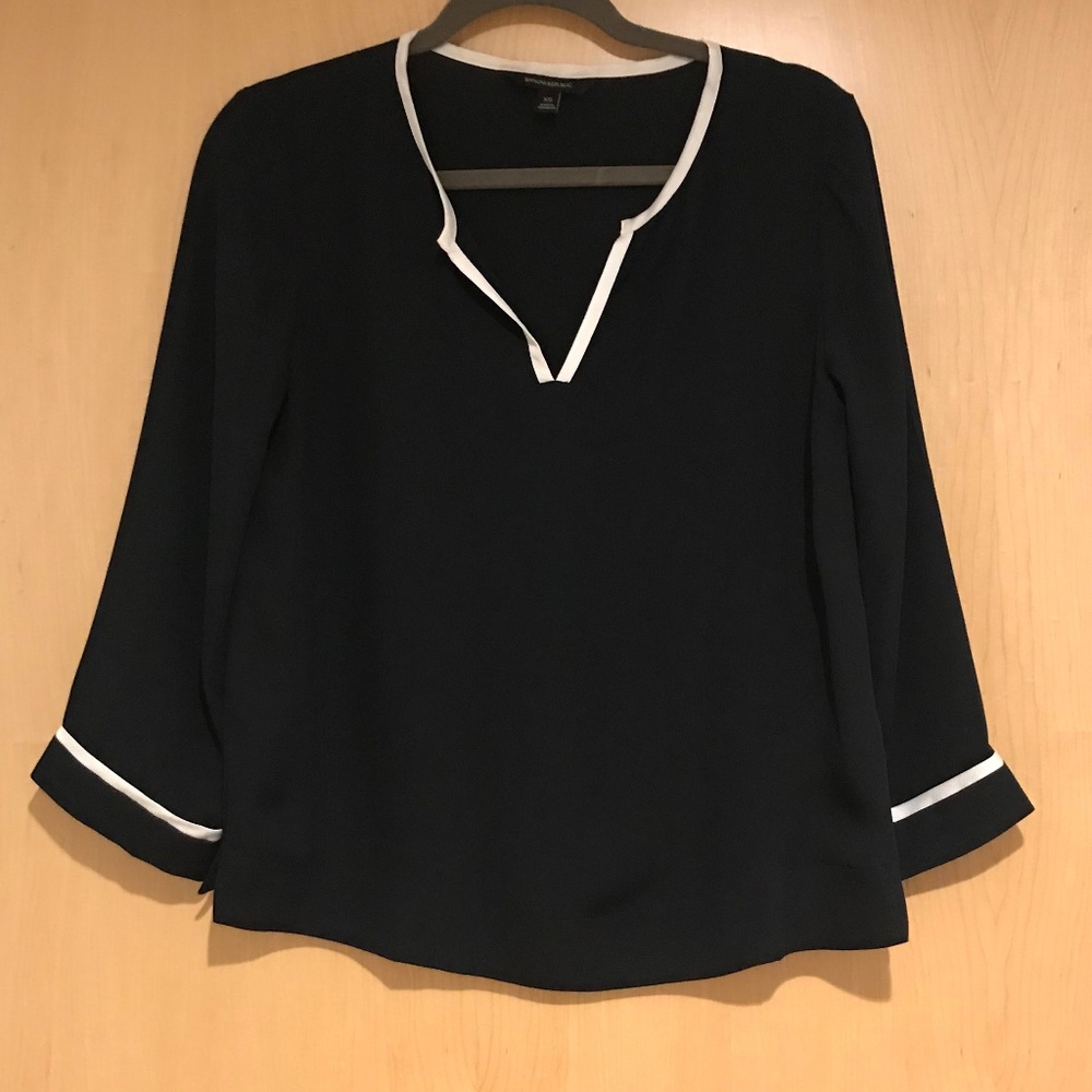 Banana Republic Navy Top w/white piping